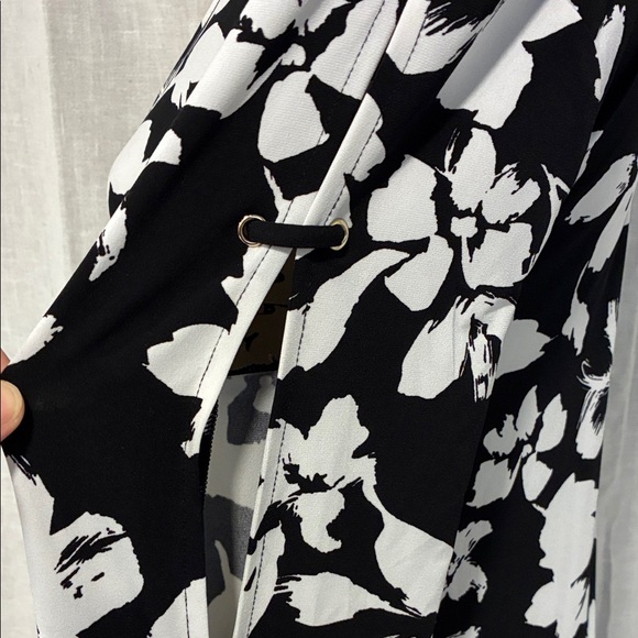 White House Black Market Black and White Floral Tunic - Picture 3 of 8
